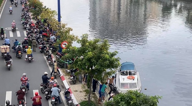 Cảnh sát giao thông ngăn chặn kịp thời người vợ lao xuống kênh theo chồng - 2 Cảnh sát giao thông ngăn chặn kịp thời người vợ lao xuống kênh theo chồng - 2