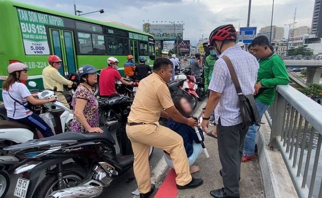 Cảnh sát giao thông ngăn chặn kịp thời người vợ lao xuống kênh theo chồng - 3 Cảnh sát giao thông ngăn chặn kịp thời người vợ lao xuống kênh theo chồng - 3