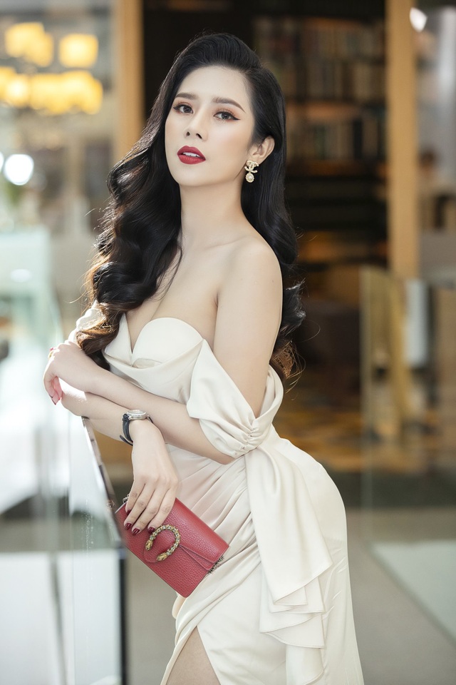 Dương Yến Nhung diện đầm trễ vai dự sự kiện - 3 Dương Yến Nhung diện đầm trễ vai dự sự kiện - 3
