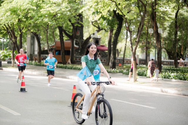 Hoa hậu Ngọc Hân mặc giản dị, đạp xe quảng bá hình ảnh Hà Nội xanh - 6 Hoa hậu Ngọc Hân mặc giản dị, đạp xe quảng bá hình ảnh Hà Nội xanh - 6