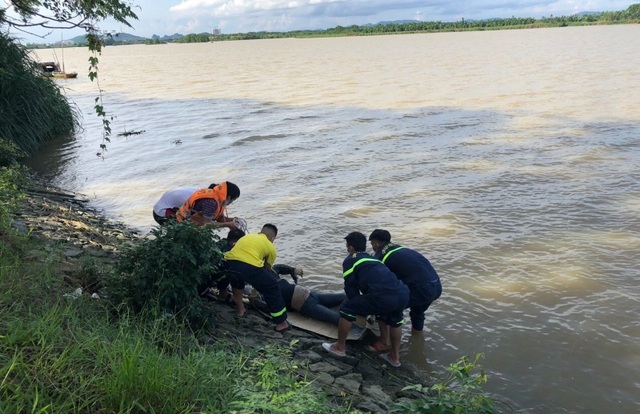 Phát hiện thi thể một phụ nữ trẻ trên sông Mã - 2 Phát hiện thi thể một phụ nữ trẻ trên sông Mã - 2