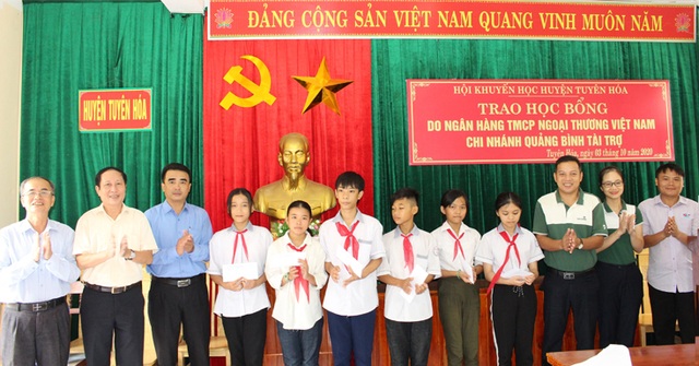 Trao học bổng tiếp sức đến trường cho học sinh 2 huyện miền núi - 1 Trao học bổng tiếp sức đến trường cho học sinh 2 huyện miền núi - 1