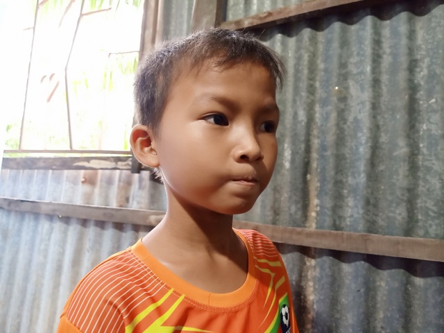 Cậu bé 9 tuổi vô thừa nhận ở với ngoại phải nghỉ học vì nhà nghèo xơ xác - 2 Cậu bé 9 tuổi vô thừa nhận ở với ngoại phải nghỉ học vì nhà nghèo xơ xác - 2