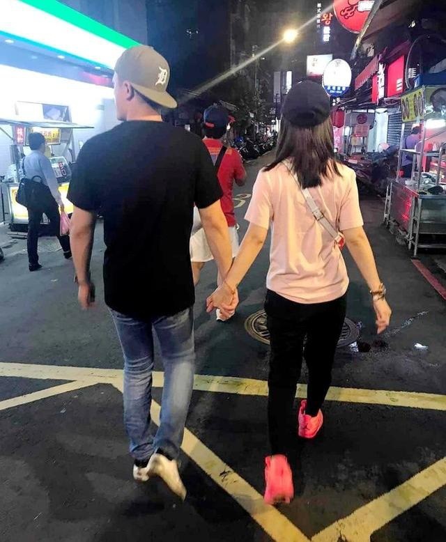 Lâm Tâm Như và Hoắc Kiến Hoa “trốn” con gái đi “hâm nóng” - 2 Lâm Tâm Như và Hoắc Kiến Hoa “trốn” con gái đi “hâm nóng” - 2