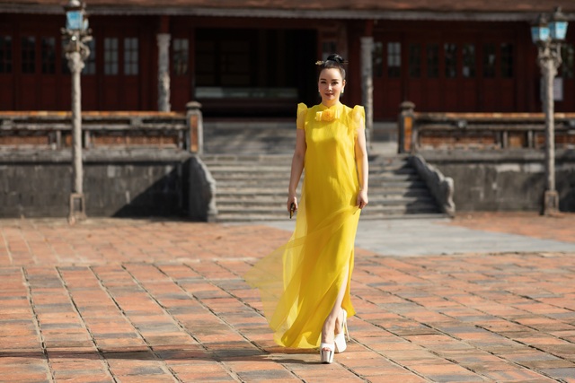 Hoa hậu Hà Kiều Anh đụng độ Hoa hậu Trần Tiểu Vy - 17 Hoa hậu Hà Kiều Anh đụng độ Hoa hậu Trần Tiểu Vy - 17