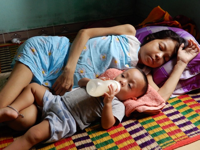 Người mẹ trẻ nghẹn ngào: Em muốn được sống để nhìn con lớn mỗi ngày - 4 Người mẹ trẻ nghẹn ngào: Em muốn được sống để nhìn con lớn mỗi ngày - 4