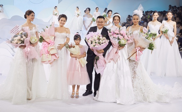 Diễn viên Ngọc Lan bất ngờ vác bụng bầu lên sàn catwalk - 4 Diễn viên Ngọc Lan bất ngờ vác bụng bầu lên sàn catwalk - 4