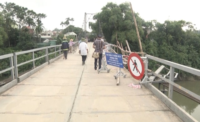Thăm hỏi, chia buồn với gia đình 5 nạn nhân vụ ô tô lao xuống sông - 6 Thăm hỏi, chia buồn với gia đình 5 nạn nhân vụ ô tô lao xuống sông - 6