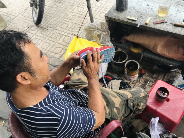 Nghề cứu... giày dép cũ - 2 Nghề cứu... giày dép cũ - 2