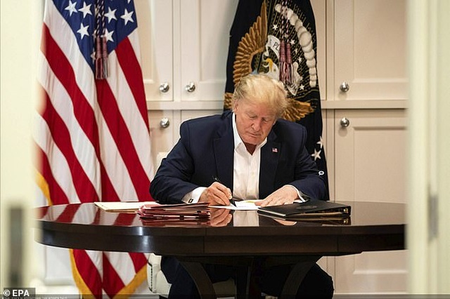 Ảnh ông Trump làm việc tại bệnh viện nghi bị dàn dựng - 1 Ảnh ông Trump làm việc tại bệnh viện nghi bị dàn dựng - 1