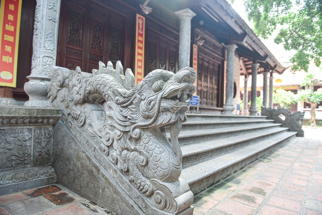 Interestingly, the statue of Buddha sitting on the king's back is unique in Vietnam - 8