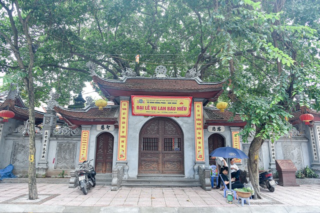 Interestingly, the statue of Buddha sitting on the king's back is unique in Vietnam - 1