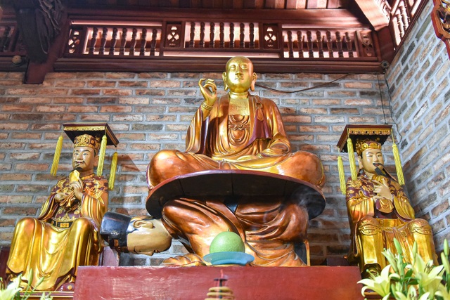 The strange statue of Buddha sitting on the king's back is unique in Vietnam - 2