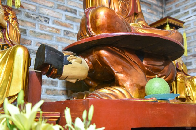 Interestingly, the statue of Buddha sitting on the king's back is unique in Vietnam - 3