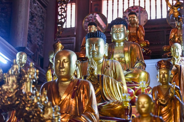 Unique statue of Buddha sitting on the king's back is unique in Vietnam - 6