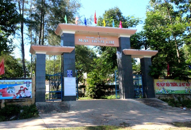 Trại gà sát trường học, giáo viên và học sinh bị “tra tấn” vì mùi hôi - 1 Trại gà sát trường học, giáo viên và học sinh bị “tra tấn” vì mùi hôi - 1
