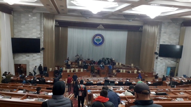 Phe đối lập tuyên bố nắm quyền, Tổng thống Kyrgyzstan nói đang có đảo chính - 1 Phe đối lập tuyên bố nắm quyền, Tổng thống Kyrgyzstan nói đang có đảo chính - 1
