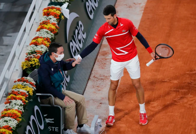 Novak Djokovic hits the ball in the face again ... referee - 2