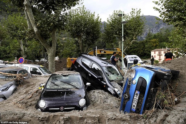 Lũ lụt nghiêm trọng cuốn trôi các quan tài từ Pháp sang Italia - 4