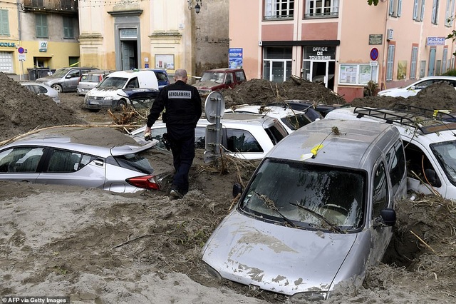 Lũ lụt nghiêm trọng cuốn trôi các quan tài từ Pháp sang Italia - 5