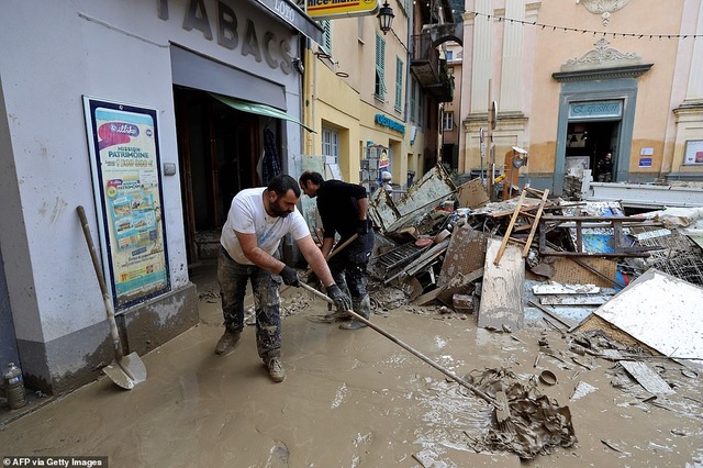 Lũ lụt nghiêm trọng cuốn trôi các quan tài từ Pháp sang Italia - 3