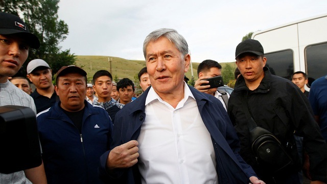 Người biểu tình Kyrgyzstan chiếm trụ sở chính quyền, đốt phá Nhà Trắng - 4 Người biểu tình Kyrgyzstan chiếm trụ sở chính quyền, đốt phá Nhà Trắng - 4