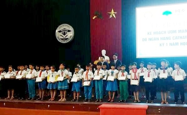 Hội Khuyến học Quảng Nam trao 500 suất học bổng - 1 Hội Khuyến học Quảng Nam trao 500 suất học bổng - 1