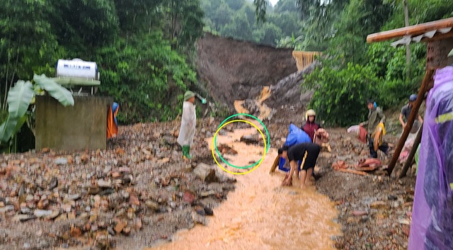 Lao Cai: Heavy rain, broken fish pond, 3-year-old girl washed away - 1