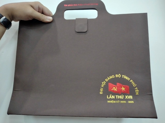 Đà Nẵng tặng sách, Phú Yên tặng cặp giấy cho đại biểu Đại hội Đảng bộ - 4 Đà Nẵng tặng sách, Phú Yên tặng cặp giấy cho đại biểu Đại hội Đảng bộ - 4