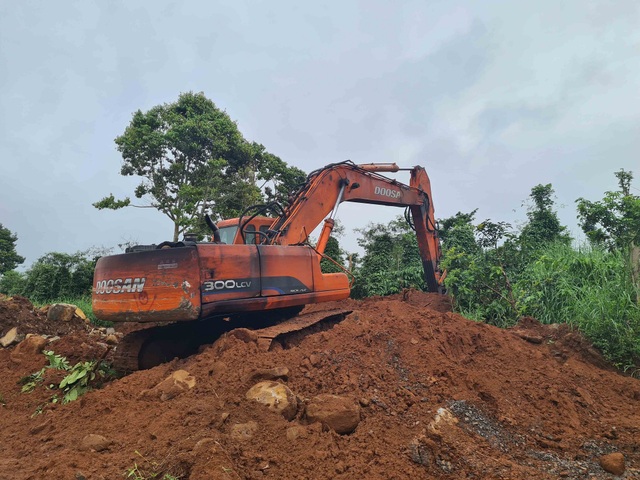 Công trường “đá lậu” rầm rộ ngày đêm, chính quyền không biết? - 1 Công trường “đá lậu” rầm rộ ngày đêm, chính quyền không biết? - 1