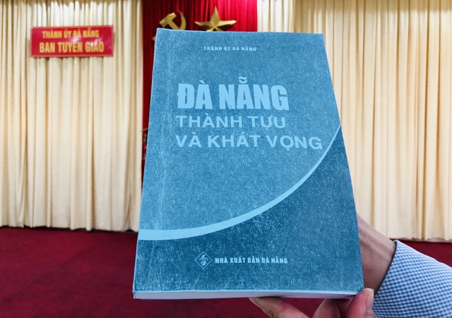 Đà Nẵng tặng sách, Phú Yên tặng cặp giấy cho đại biểu Đại hội Đảng bộ - 2 Đà Nẵng tặng sách, Phú Yên tặng cặp giấy cho đại biểu Đại hội Đảng bộ - 2