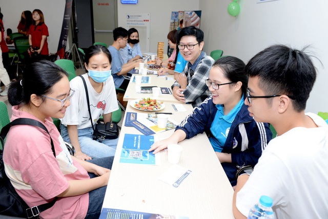 Hàng ngàn thí sinh đã đến nhập học tại Đại học Kinh tế quốc dân - 3 Hàng ngàn thí sinh đã đến nhập học tại Đại học Kinh tế quốc dân - 3