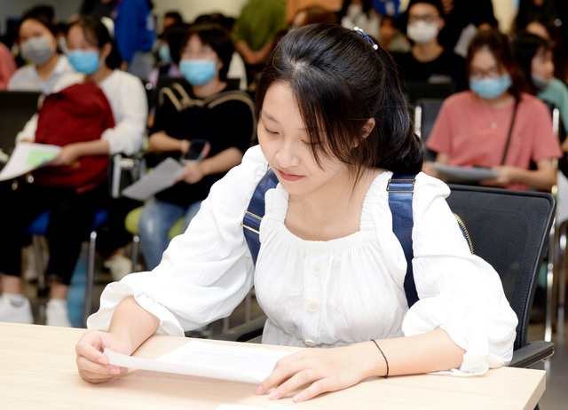 Hàng ngàn thí sinh đã đến nhập học tại Đại học Kinh tế quốc dân - 1 Hàng ngàn thí sinh đã đến nhập học tại Đại học Kinh tế quốc dân - 1