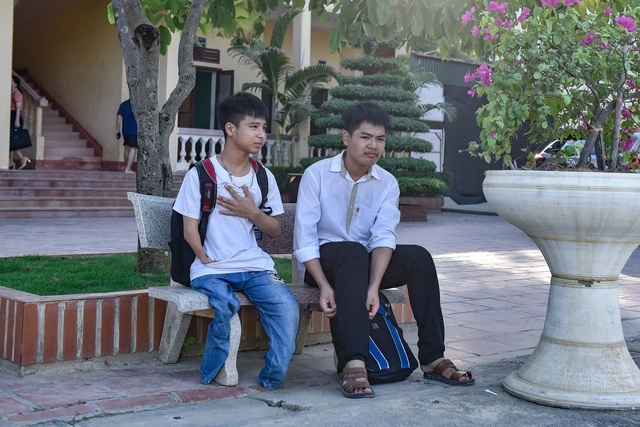 Nam sinh 10 năm cõng bạn đến trường được ĐH Y Thái Bình miễn học phí - 2 Nam sinh 10 năm cõng bạn đến trường được ĐH Y Thái Bình miễn học phí - 2
