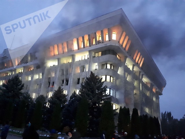 Người biểu tình Kyrgyzstan chiếm trụ sở chính quyền, đốt phá Nhà Trắng - 2 Người biểu tình Kyrgyzstan chiếm trụ sở chính quyền, đốt phá Nhà Trắng - 2