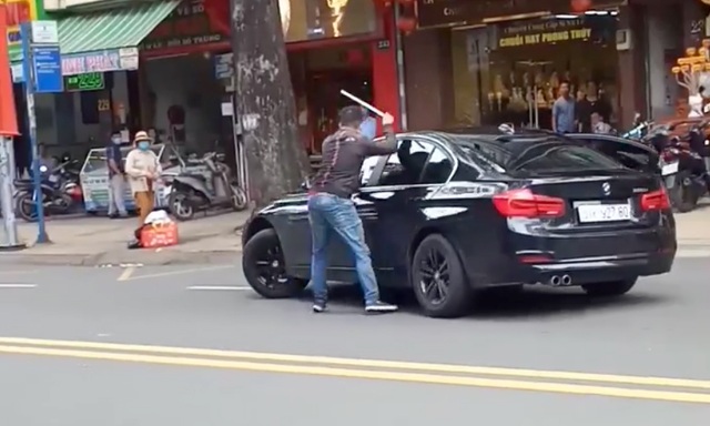 Thanh niên cầm gậy đập ô tô BMW gây náo loạn đường phố Sài Gòn - 1 Thanh niên cầm gậy đập ô tô BMW gây náo loạn đường phố Sài Gòn - 1