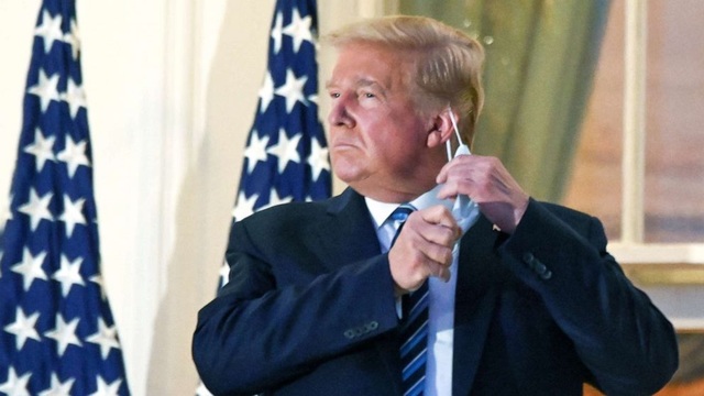 Hành động gây tranh cãi của ông Trump khi vừa trở lại Nhà Trắng - 1 Hành động gây tranh cãi của ông Trump khi vừa trở lại Nhà Trắng - 1