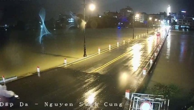 Mưa cực lớn, nước ngập ngang người, cây đổ la liệt - 9 Mưa cực lớn, nước ngập ngang người, cây đổ la liệt - 9
