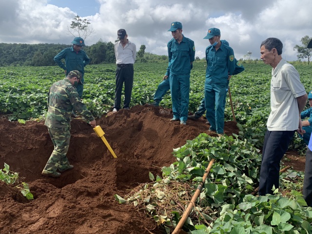 “Dù nghèo tôi cũng không thể để đồng đội nằm lạnh lẽo một mình !” - 3 “Dù nghèo tôi cũng không thể để đồng đội nằm lạnh lẽo một mình !” - 3