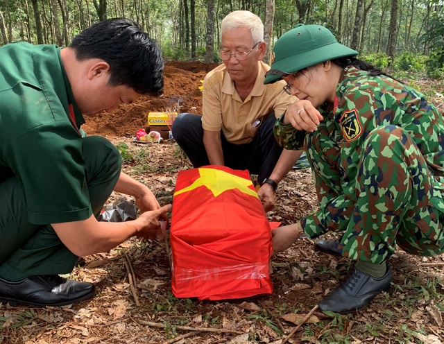 “Dù nghèo tôi cũng không thể để đồng đội nằm lạnh lẽo một mình !” - 5 “Dù nghèo tôi cũng không thể để đồng đội nằm lạnh lẽo một mình !” - 5