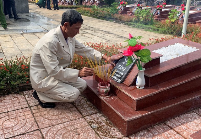 “Dù nghèo tôi cũng không thể để đồng đội nằm lạnh lẽo một mình !” - 2 “Dù nghèo tôi cũng không thể để đồng đội nằm lạnh lẽo một mình !” - 2