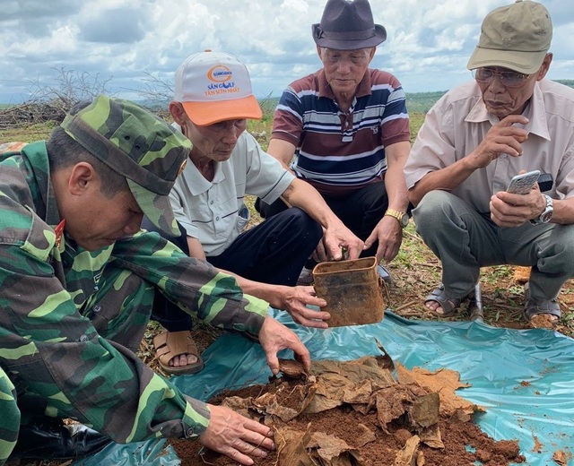 “Dù nghèo tôi cũng không thể để đồng đội nằm lạnh lẽo một mình !” - 4 “Dù nghèo tôi cũng không thể để đồng đội nằm lạnh lẽo một mình !” - 4