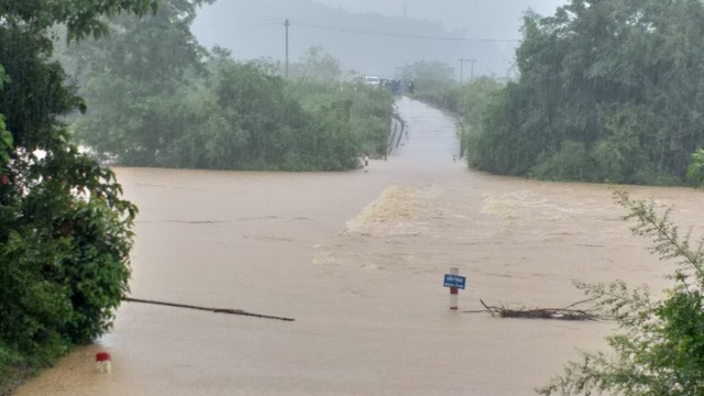 Thousands of people are isolated by mounting floods - 2