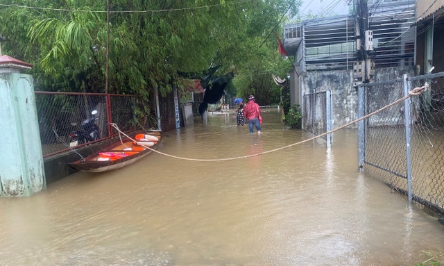 Mưa cực lớn, nước ngập ngang người, cây đổ la liệt - 2 Mưa cực lớn, nước ngập ngang người, cây đổ la liệt - 2