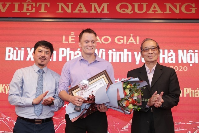 Vợ nhạc sĩ Phú Quang bật khóc khi thay chồng nhận “Giải thưởng Lớn - 4 Vợ nhạc sĩ Phú Quang bật khóc khi thay chồng nhận “Giải thưởng Lớn - 4