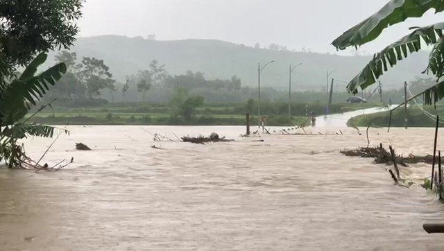 Thousands of people are isolated by rising waters - 4