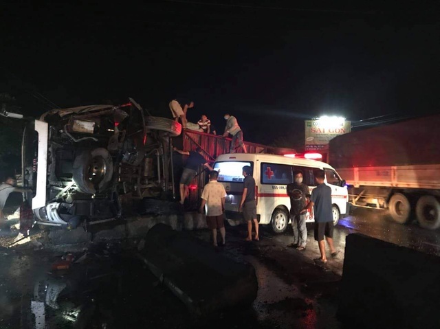 2 ô tô va chạm lúc nửa đêm, 1 người chết, 19 người bị thương - 1 2 ô tô va chạm lúc nửa đêm, 1 người chết, 19 người bị thương - 1