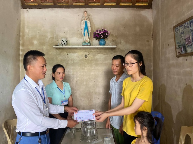 Giấc mơ đại học có nguy cơ dang dở của nữ sinh nghèo rửa bát thuê - 5 Giấc mơ đại học có nguy cơ dang dở của nữ sinh nghèo rửa bát thuê - 5