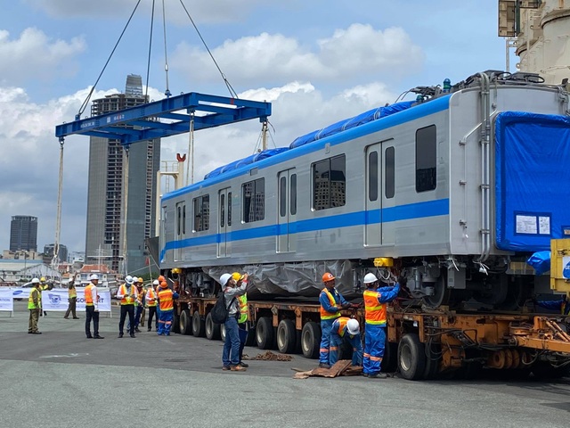 Cận cảnh đoàn tàu metro số 1 vừa cập cảng ở Sài Gòn - 5