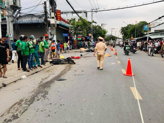 Ô tô đại náo kinh hoàng trên phố, 2 người bị tông tử vong - 2 Ô tô đại náo kinh hoàng trên phố, 2 người bị tông tử vong - 2
